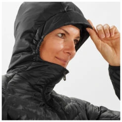 Salomon - Women's Outline Primaloft Hoody - Veste Synthétique -Magasin De Vêtements D'Extérieur salomon womens outline primaloft hoody veste synthetique detail 5